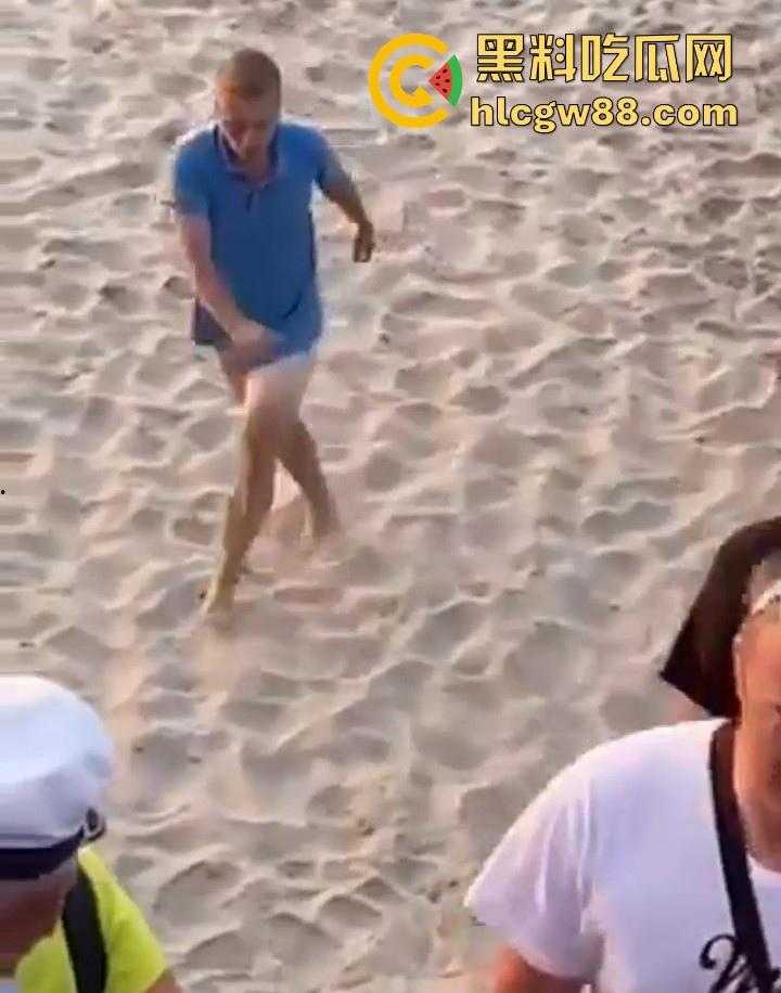 波兰一景区海滩 情侣当众做爱辣眼睛 群众指骂仍搖不停 最后遭热心老哥拿拖鞋暴揍-8