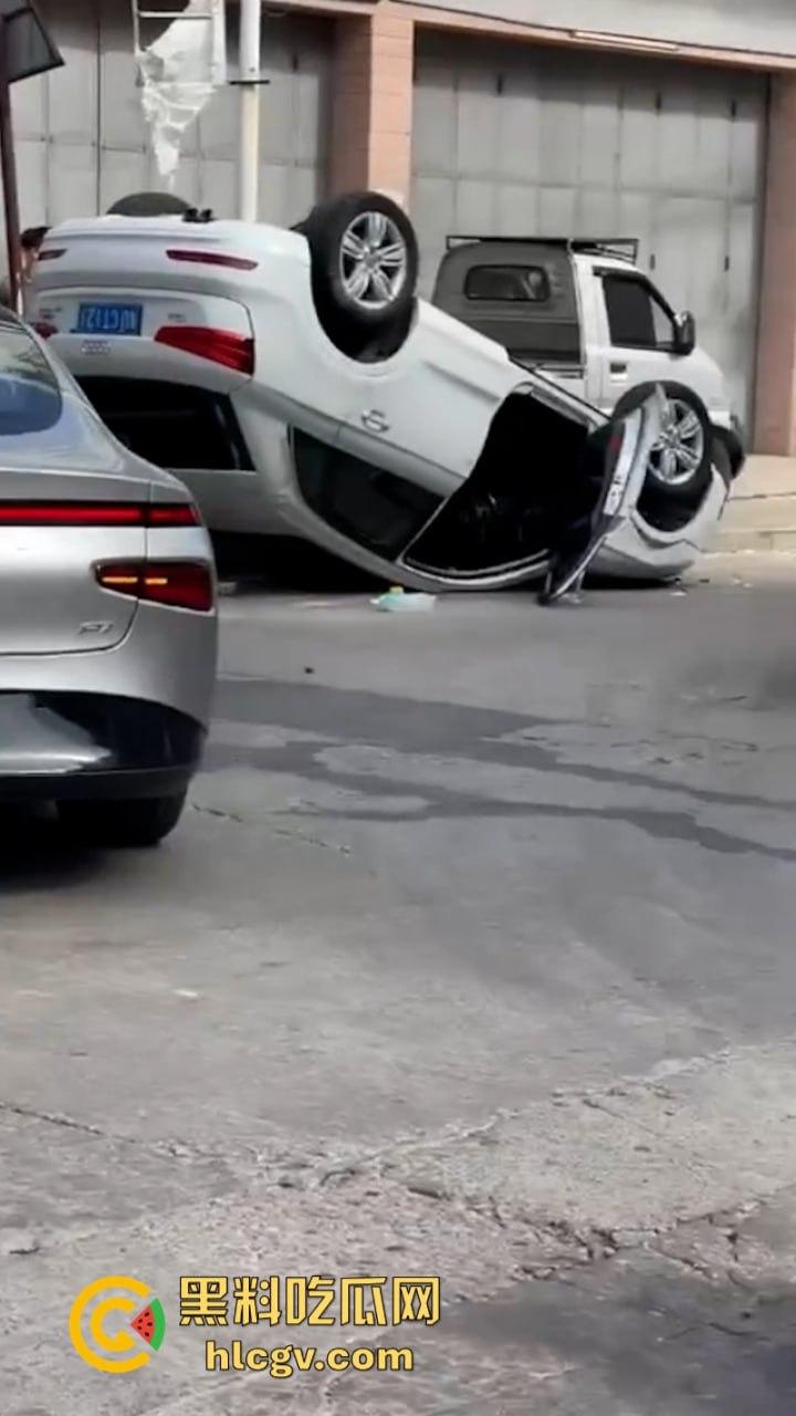 潮州电动小鹏撞上百万奥迪 竟把奥迪撞翻两周 这把小鹏赢了-5