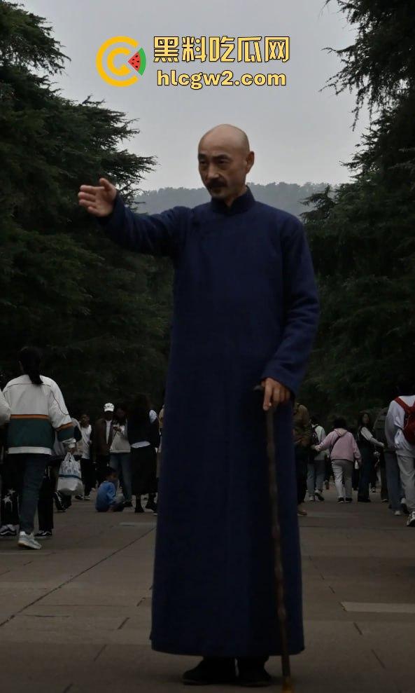 『蒋中正』复活在南京中山陵?男子COS得煞有其事,警察一来扭头就跑,黄埔精神呢?-3