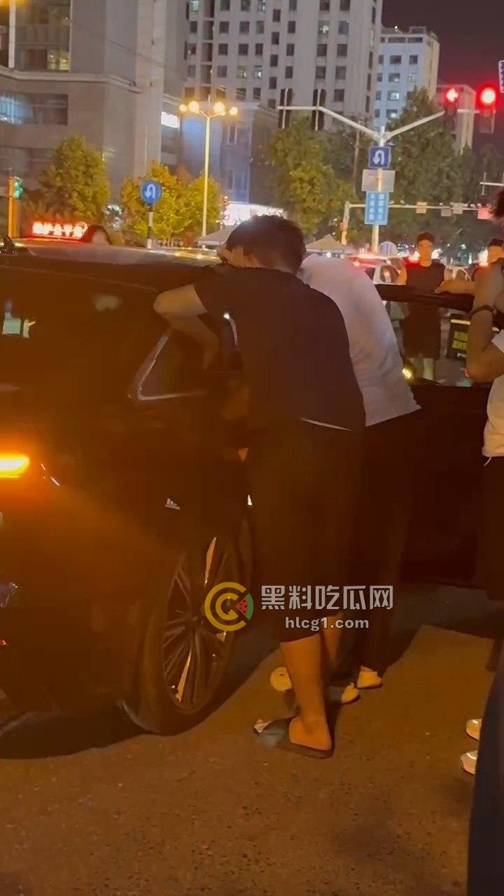 震撼现场！南京奥迪车主带小三遭正妻当街围堵，引发全城大堵车！-3