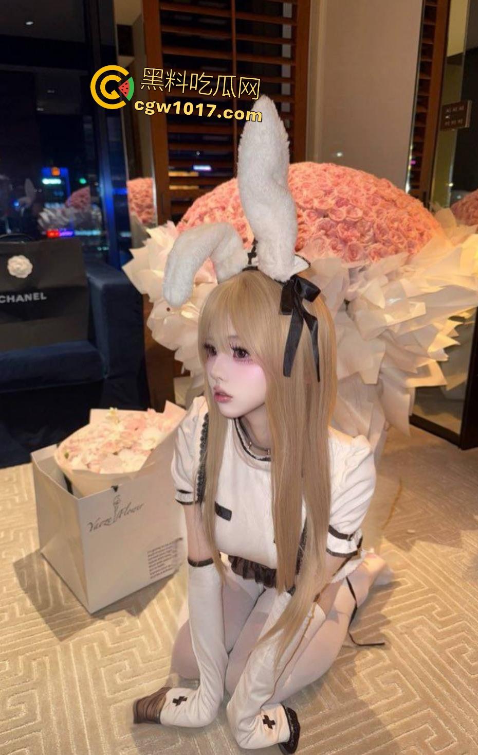 高中生俏皮学生妹可爱变骚母狗,戴假眼镜装清纯,金主胯下狂舔鸡巴上位骑乘,舔精只为染头发,这得有多穷啊!-1