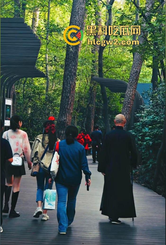 『蒋中正』复活在南京中山陵?男子COS得煞有其事,警察一来扭头就跑,黄埔精神呢?-7