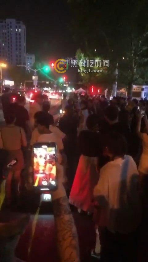 震撼现场！南京奥迪车主带小三遭正妻当街围堵，引发全城大堵车！-4