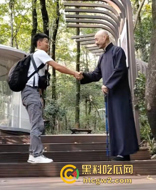 『蒋中正』复活在南京中山陵?男子COS得煞有其事,警察一来扭头就跑,黄埔精神呢?-8