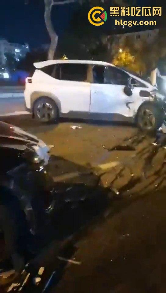 青岛人民路水泥罐车疯狂逆行撞上五十余辆车!司机一边撞一边大骂报复社会,车祸视频曝光!-2