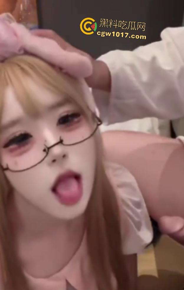 高中生俏皮学生妹可爱变骚母狗,戴假眼镜装清纯,金主胯下狂舔鸡巴上位骑乘,舔精只为染头发,这得有多穷啊!-7