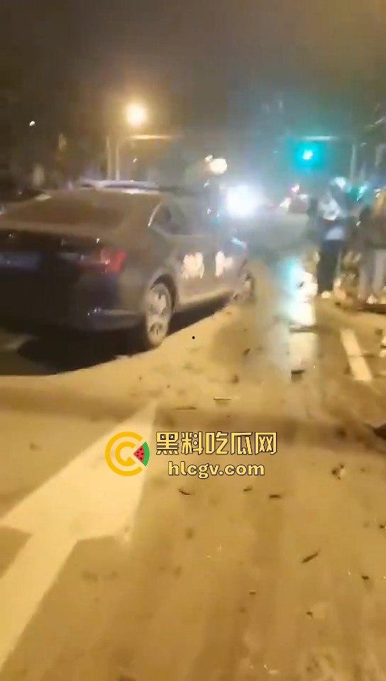 青岛人民路水泥罐车疯狂逆行撞上五十余辆车!司机一边撞一边大骂报复社会,车祸视频曝光!-3