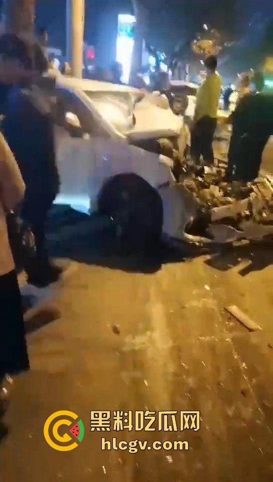 青岛人民路水泥罐车疯狂逆行撞上五十余辆车!司机一边撞一边大骂报复社会,车祸视频曝光!-4