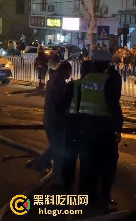 青岛人民路水泥罐车疯狂逆行撞上五十余辆车!司机一边撞一边大骂报复社会,车祸视频曝光!-6