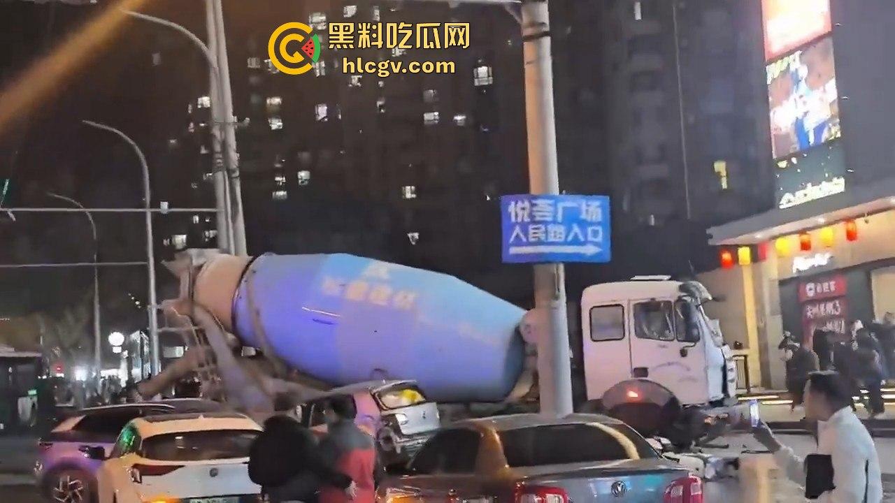 青岛人民路水泥罐车疯狂逆行撞上五十余辆车!司机一边撞一边大骂报复社会,车祸视频曝光!-7