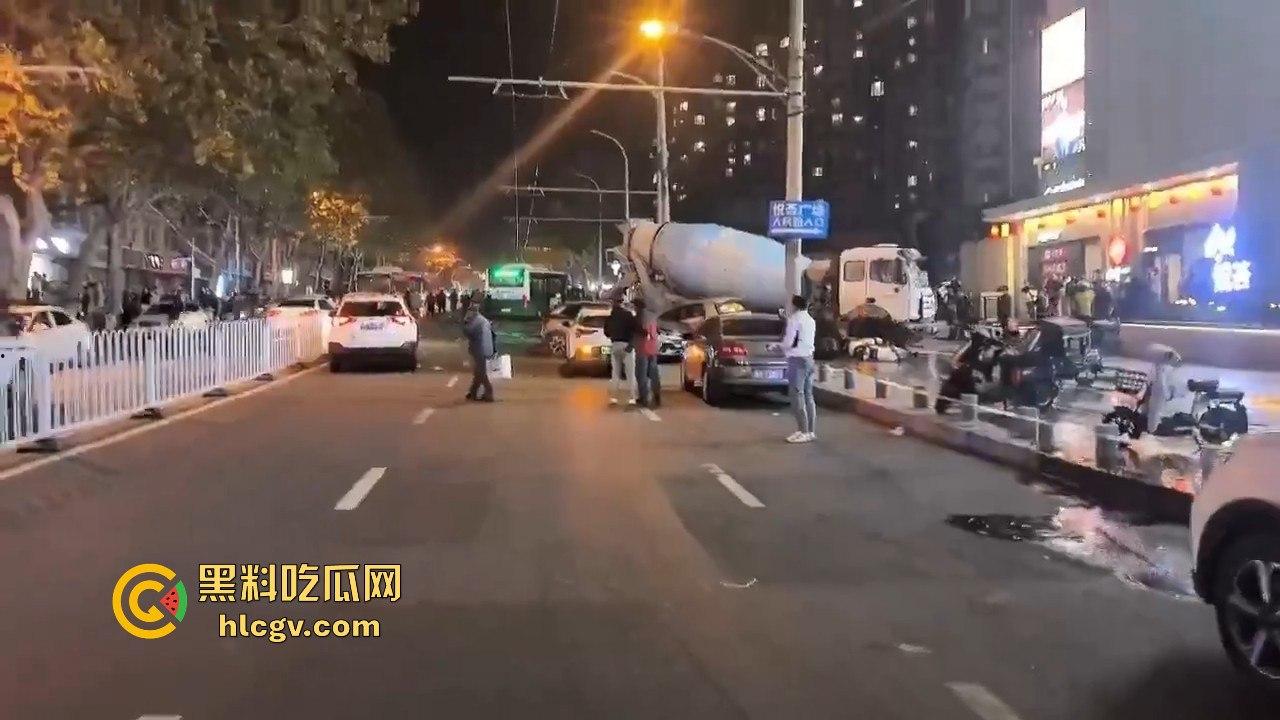 青岛人民路水泥罐车疯狂逆行撞上五十余辆车!司机一边撞一边大骂报复社会,车祸视频曝光!-8