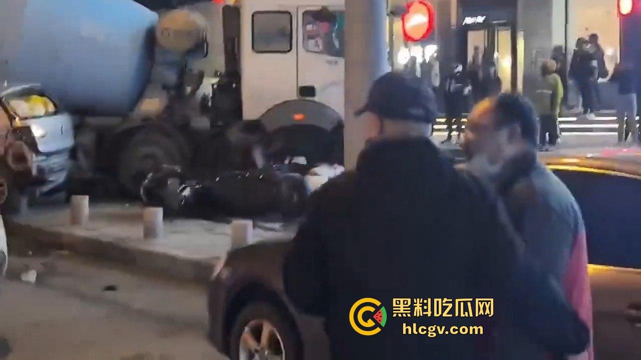 青岛人民路水泥罐车疯狂逆行撞上五十余辆车!司机一边撞一边大骂报复社会,车祸视频曝光!-10