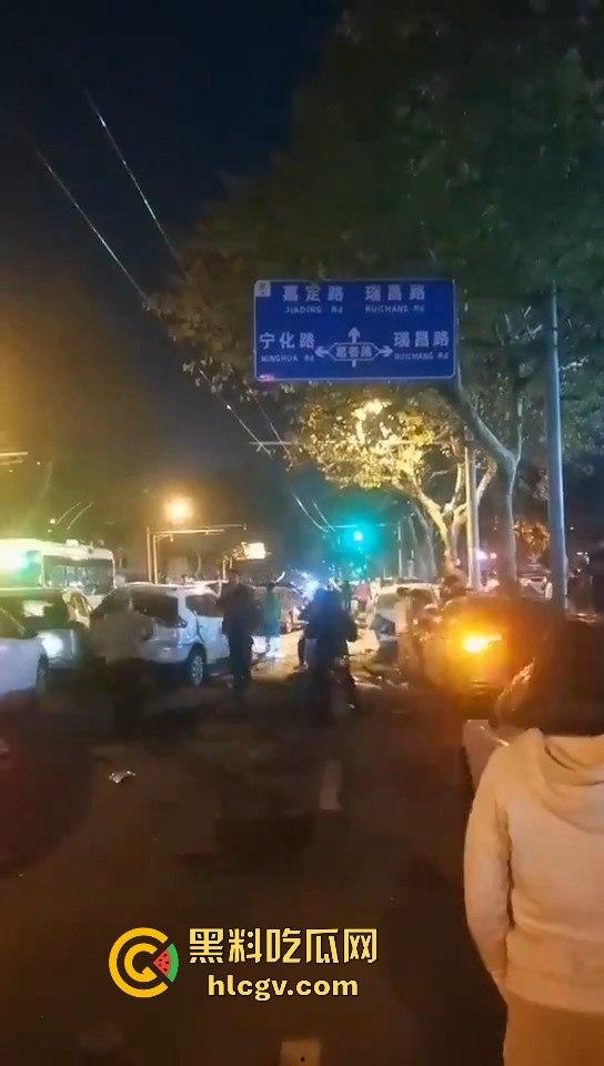 青岛人民路水泥罐车疯狂逆行撞上五十余辆车!司机一边撞一边大骂报复社会,车祸视频曝光!-12