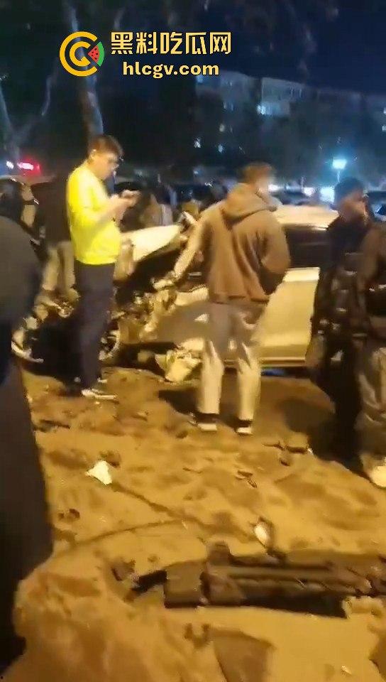 青岛人民路水泥罐车疯狂逆行撞上五十余辆车!司机一边撞一边大骂报复社会,车祸视频曝光!-13