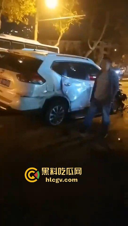 青岛人民路水泥罐车疯狂逆行撞上五十余辆车!司机一边撞一边大骂报复社会,车祸视频曝光!-14