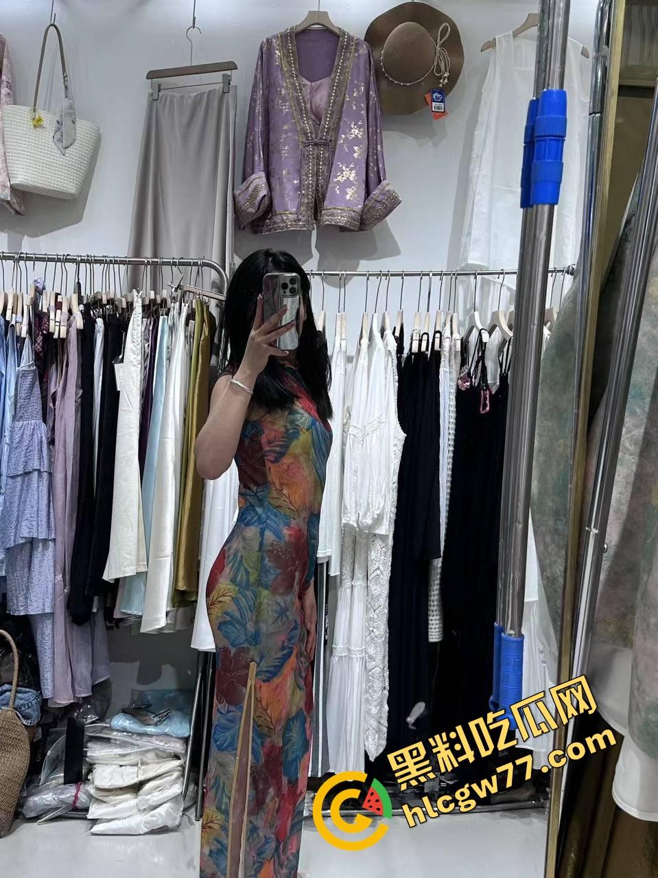 监控破解流出，一位职场母亲打发女儿出门后 拿出了一个专业炮机看着视频猛插骚穴！-3