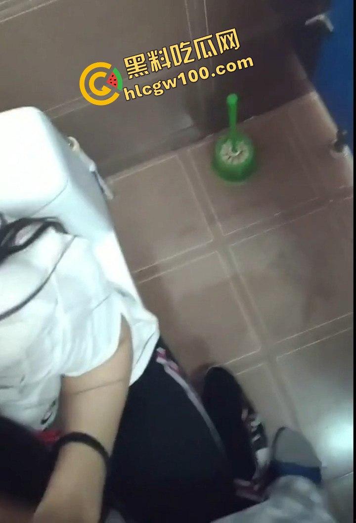 南通实验中学高三学生【宋倩】偷情视频曝光,课余时间厕所口交大战,主打一个刺激!-11