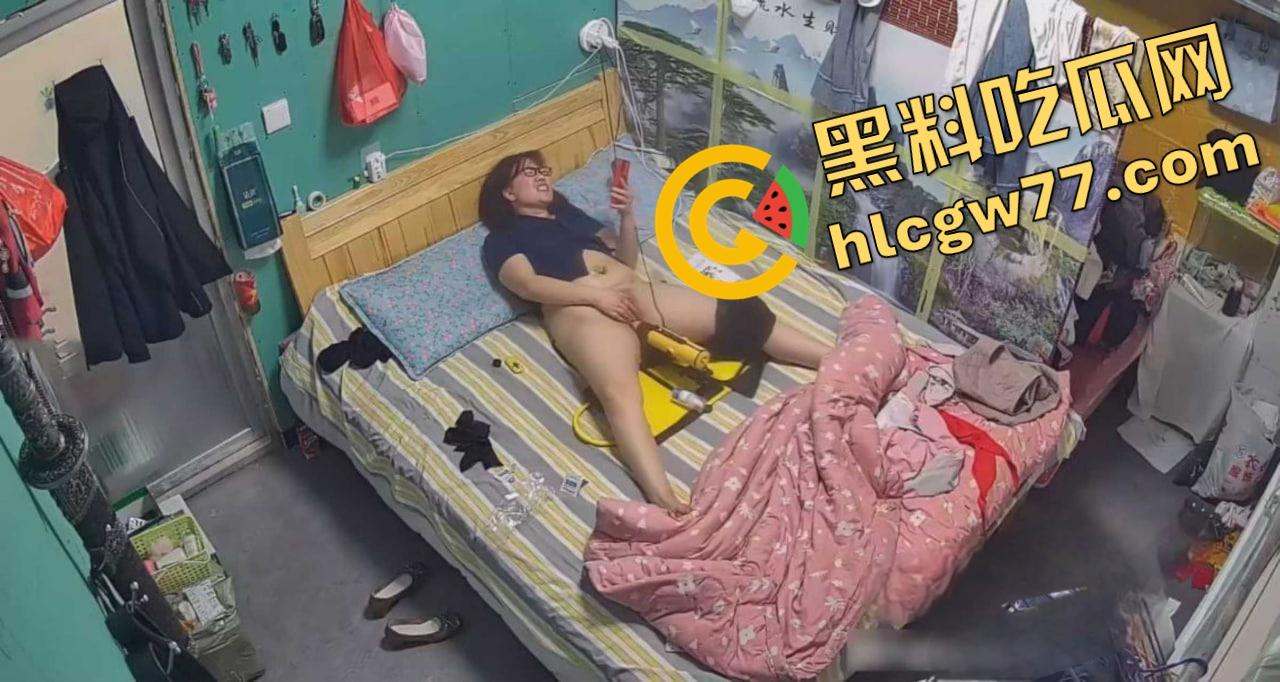 监控破解流出，一位职场母亲打发女儿出门后 拿出了一个专业炮机看着视频猛插骚穴！-7