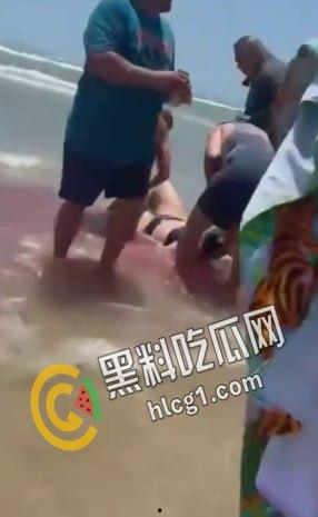美国德克萨斯州南帕德里岛海滩，多人被鲨鱼咬伤。两男两女遭到鲨鱼袭击。政府已派出直升机将其驱赶。-9