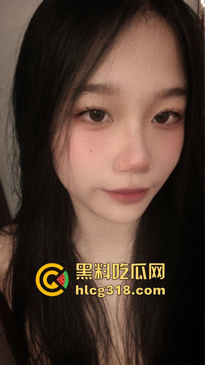 吃火锅吃到一半怎么说喷水就喷水啊！色情男女边吃火锅边抠穴，淫水横飞四溅，还是城里人会玩！-1