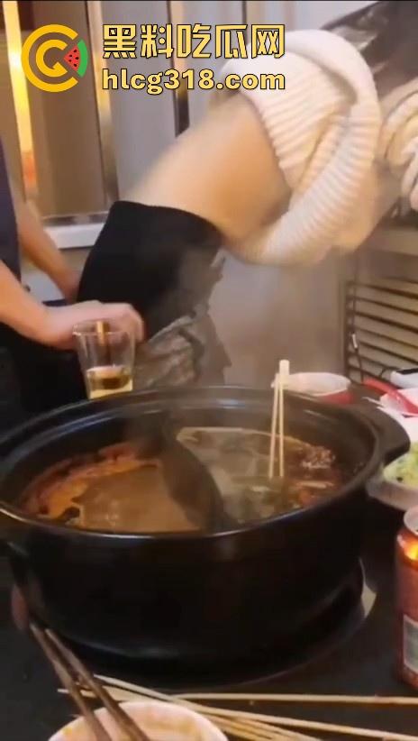 吃火锅吃到一半怎么说喷水就喷水啊！色情男女边吃火锅边抠穴，淫水横飞四溅，还是城里人会玩！-3