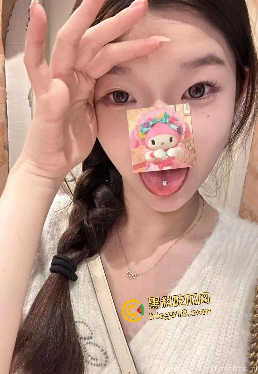 福利姬【下山绵羊】极品校花用自慰炮搞到尿失禁，喜欢白虎的老板给重金直接插到爽！-1