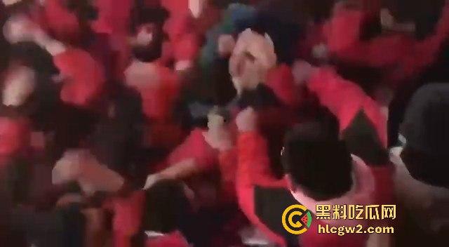 河北石家庄二中精神小伙百人厕所大战演热血高校 含妈量很高厕所开打 不怕把人打进粪坑里？-12