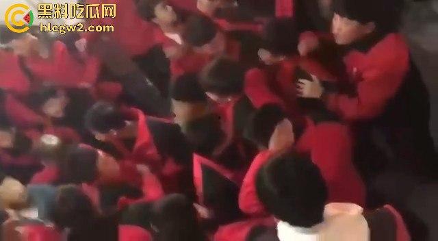 河北石家庄二中精神小伙百人厕所大战演热血高校 含妈量很高厕所开打 不怕把人打进粪坑里？-14