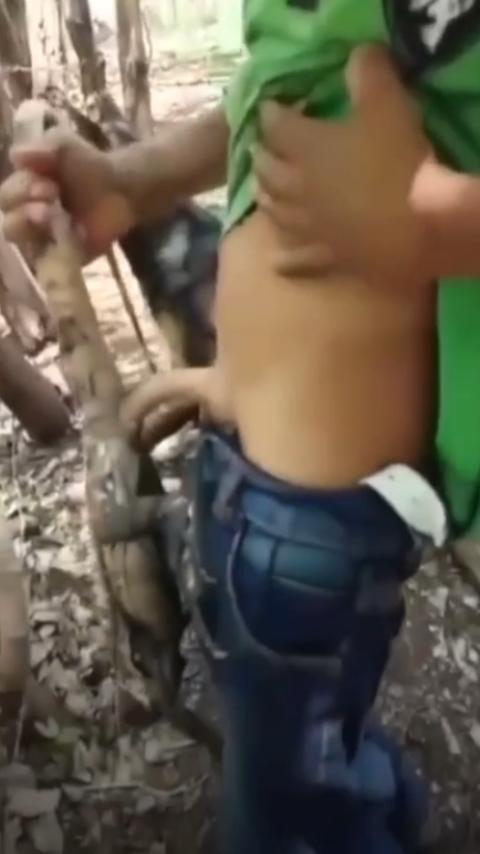 印度阿三享受变态玩乐：鸡巴爆操蜥蜴嫩穴，直到精液喷涌，炫耀异样快感，震撼画面引无数网民围观-9