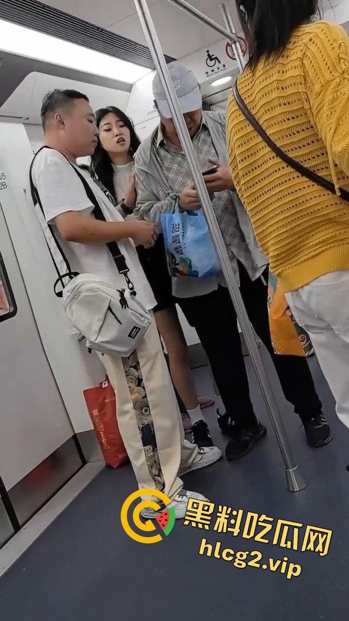 哈尔滨地铁惊现大叔偷拍翻车事件！被抓现行场面尴尬-2