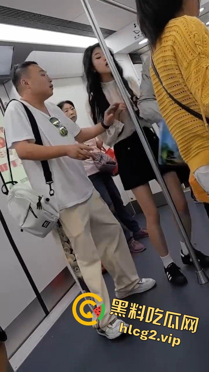 哈尔滨地铁惊现大叔偷拍翻车事件！被抓现行场面尴尬-3