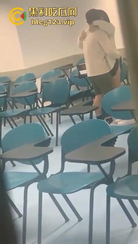 大学教室成情侣战场!小齐逼短裙抓着屁股抠逼狂摇,桌上直接真枪实干开战!-1