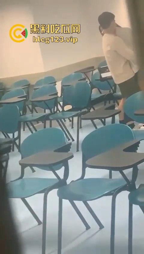 大学教室成情侣战场!小齐逼短裙抓着屁股抠逼狂摇,桌上直接真枪实干开战!-2