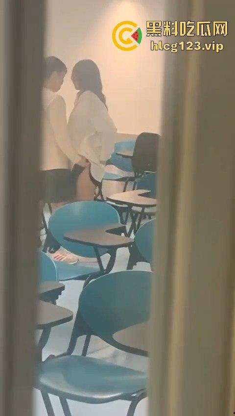 大学教室成情侣战场!小齐逼短裙抓着屁股抠逼狂摇,桌上直接真枪实干开战!-4