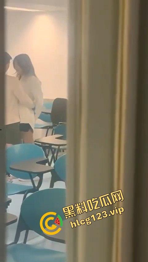 大学教室成情侣战场!小齐逼短裙抓着屁股抠逼狂摇,桌上直接真枪实干开战!-5