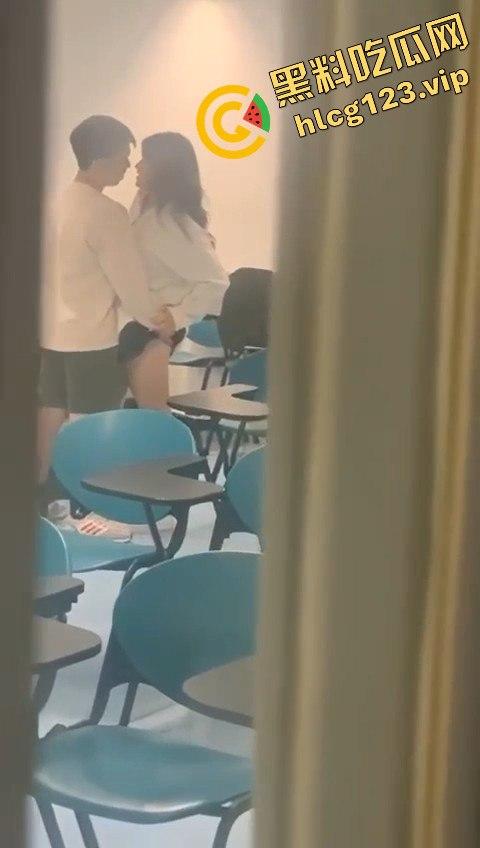 大学教室成情侣战场!小齐逼短裙抓着屁股抠逼狂摇,桌上直接真枪实干开战!-8