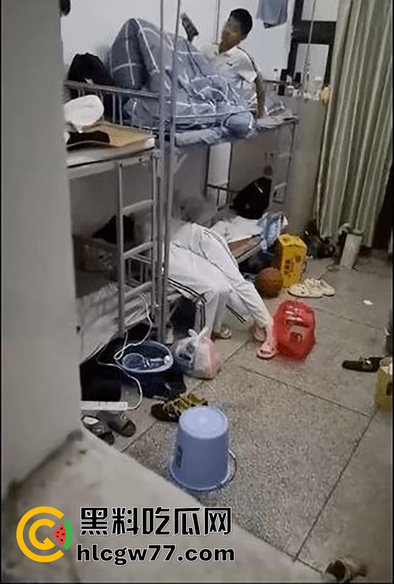 河南卫校寝室偷情，当着兄弟面操室友女友，兄弟想加入却被拒绝，直接将偷拍视频曝光！-5