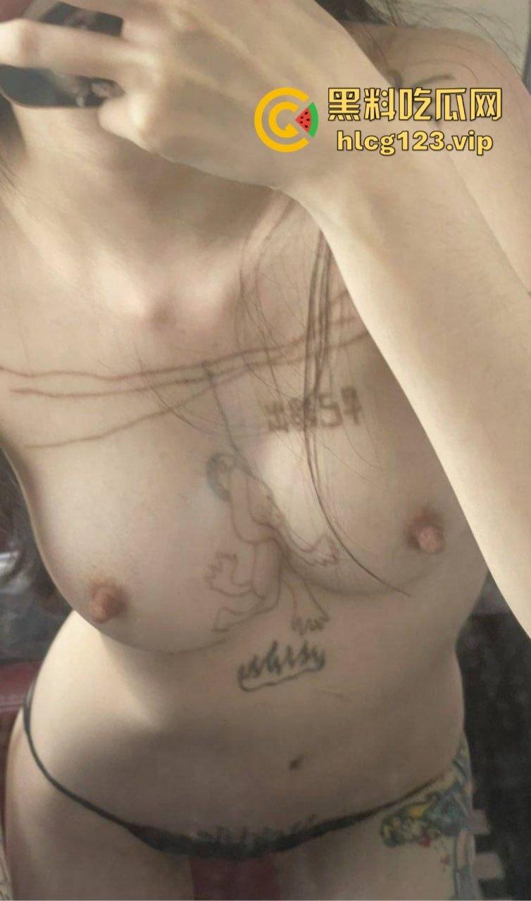 精神小骚妹独自在家玩弄自己！内内纹身自拍，抽烟玩骚，自慰爽到飞起！-5