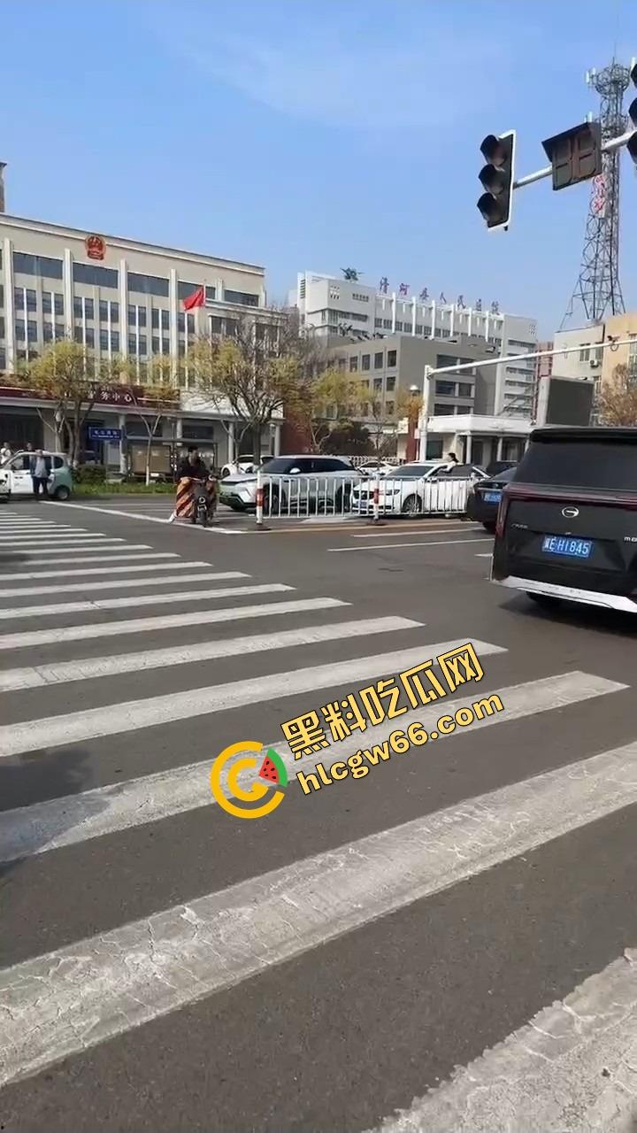 邢台市上演砸车大戏，原配将车辆逼停后砸烂车窗，小三躲在车里瑟瑟发抖不敢出来！-2