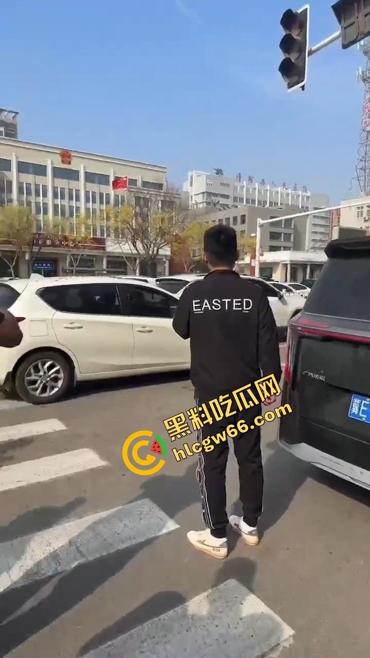 邢台市上演砸车大戏，原配将车辆逼停后砸烂车窗，小三躲在车里瑟瑟发抖不敢出来！-3