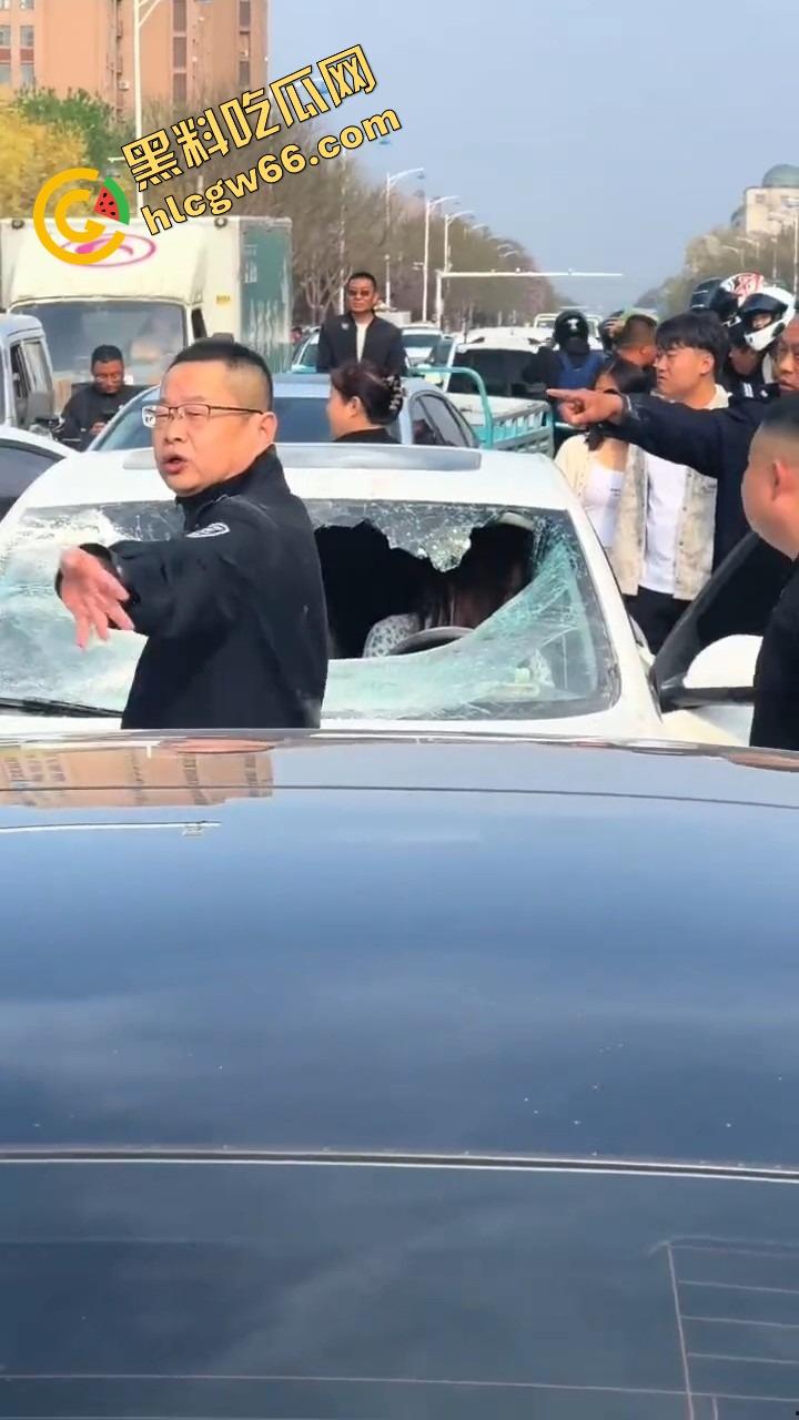 邢台市上演砸车大戏，原配将车辆逼停后砸烂车窗，小三躲在车里瑟瑟发抖不敢出来！-9