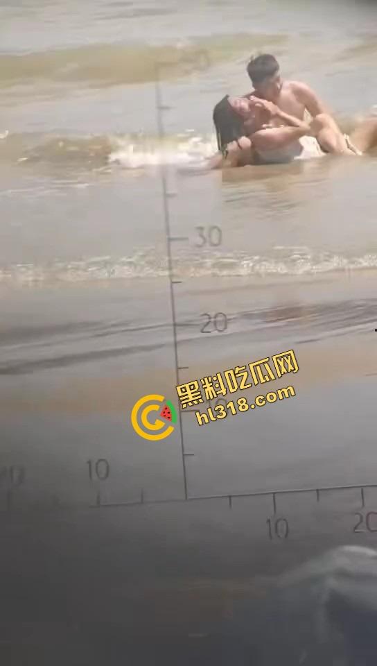 风雨交加浪涌如潮，在海中怒干鲍鱼，海风吹干精液，浪花上打在身上啪啪响，他说风雨中这点痛算什么！-7