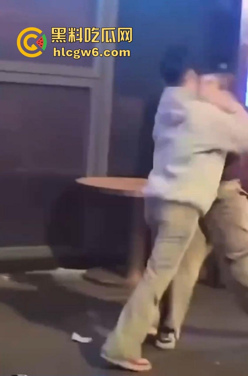 兰桂坊酒后大战，小伙醉酒直接上演抓奶神功龙爪手，妹子奶子被抓红怒而还手，两人街头扯头发打成一团！-1