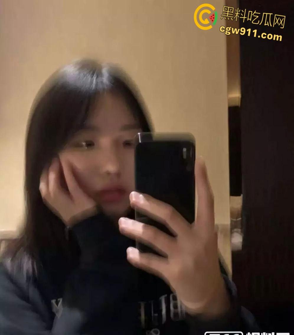 湘潭大学【刘宁】,与男友开房视频流出,清纯外表角色扮演样样都来,情趣黑丝诱惑爆棚,浴室镜前多姿势爆操!-1