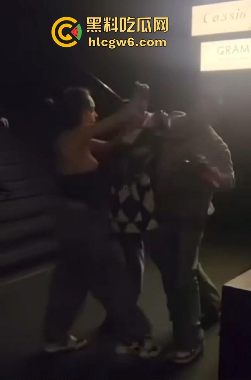 兰桂坊酒后大战，小伙醉酒直接上演抓奶神功龙爪手，妹子奶子被抓红怒而还手，两人街头扯头发打成一团！-9