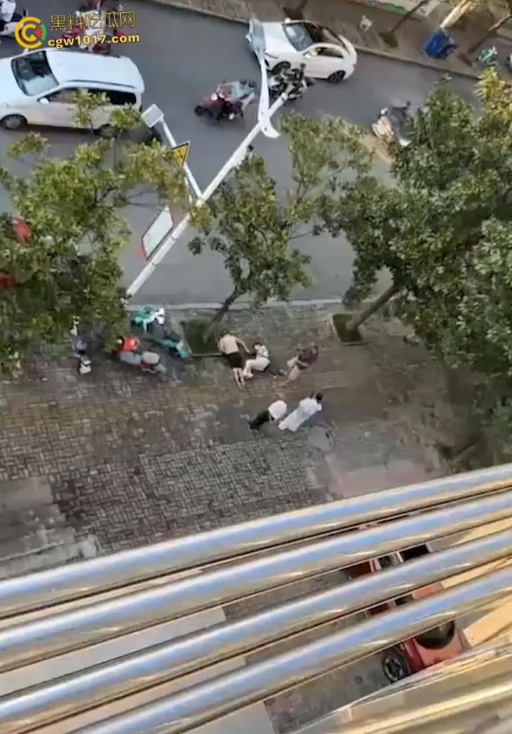 自古奸情出人命，佛山章柃小区已婚少妇偷情被当场抓奸，原配老公直接持刀砍杀两人，街头弥漫着血腥味。-6