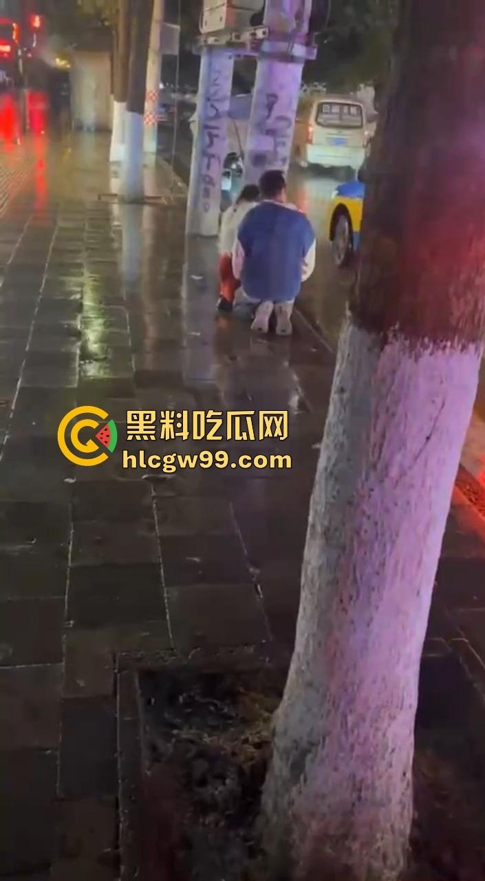 贵州六盘水沸羊羊跪地挽回爱情，荒唐又尴尬，川心小区的大雨见证了一场爱情已死，丢失的心再也回不来了！-4