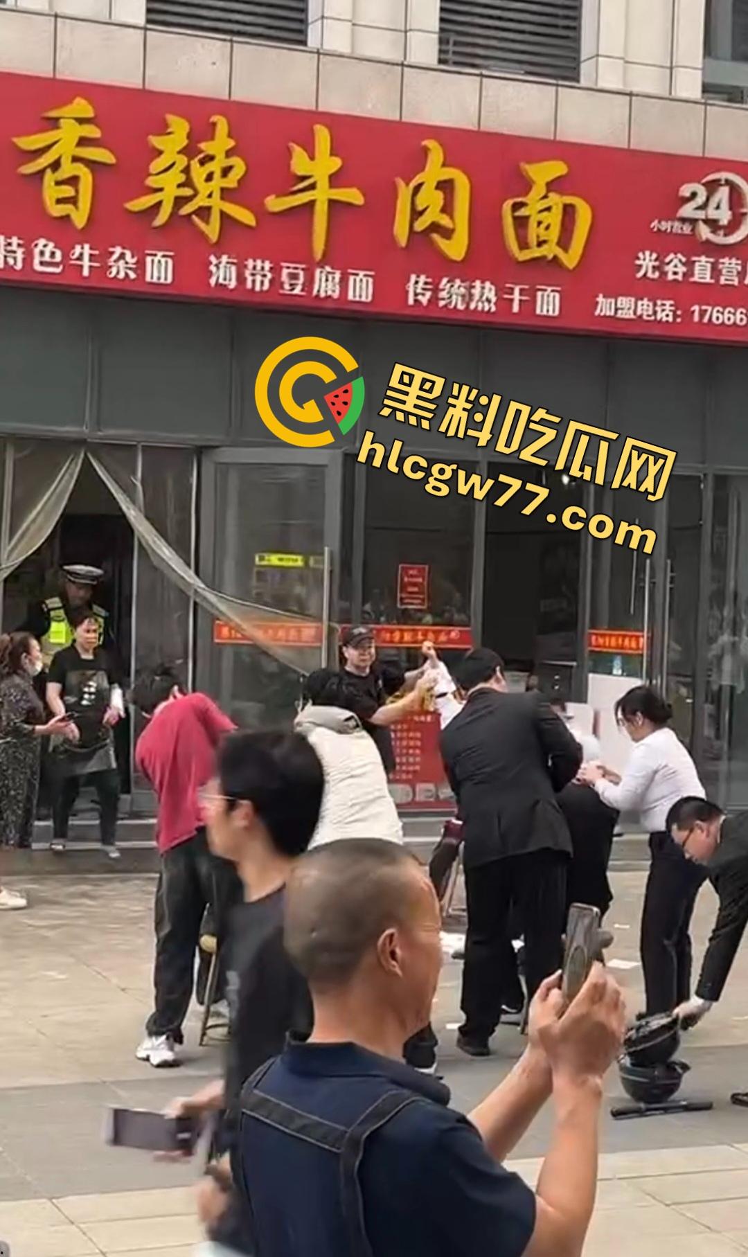 襄阳香辣牛肉面店惊爆刀仔砍人大戏！只因美团欠外卖小哥2000块，进美团部门狂砍同事，直接断手！-4