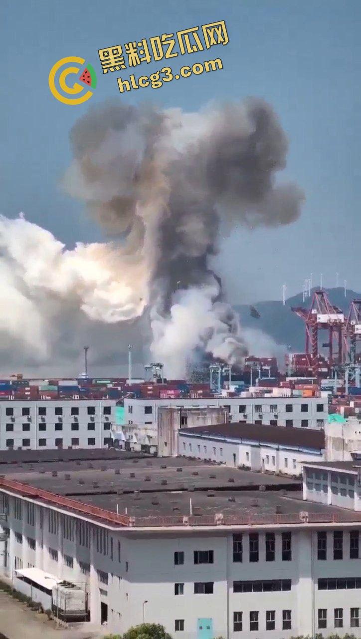 爆炸现场！浙江舟山港货轮集装箱发生巨大爆炸 惊现蘑菇云！损失惨重-9