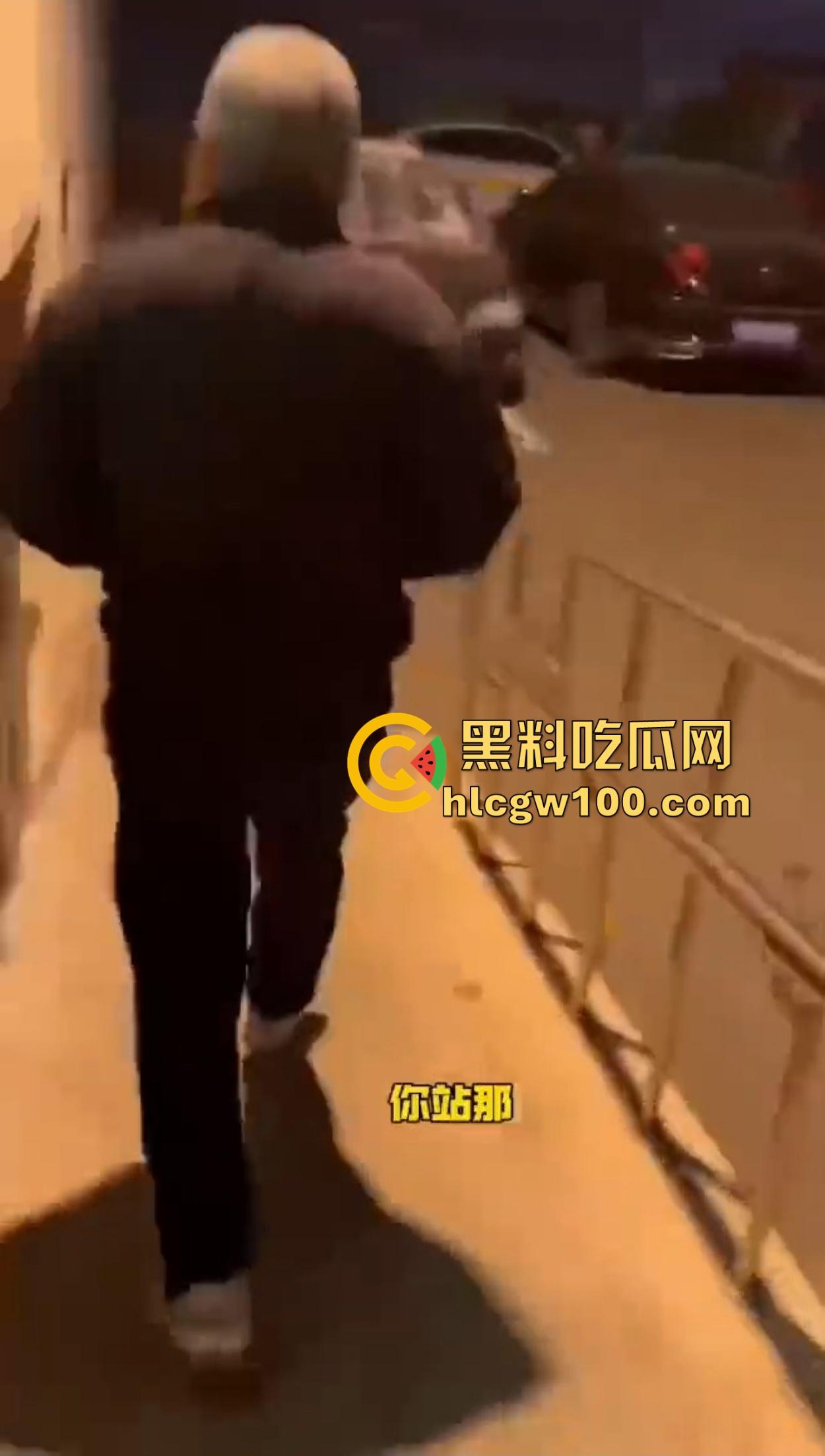 老逼登儿女厕偷窥上瘾，被钓鱼抓个正着，吓得妹子裤子都提不起来，下次建议直接尿他脸上黄汤伺候洗洗清醒！-4